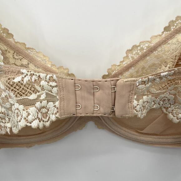 WACOAL Embrace Lace® Underwire Bra in Sand/Ivory // 34D - Picture 10 of 13